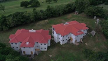 PROPERTY FOR SALE OVERLOOKING THE GOLF COURSE