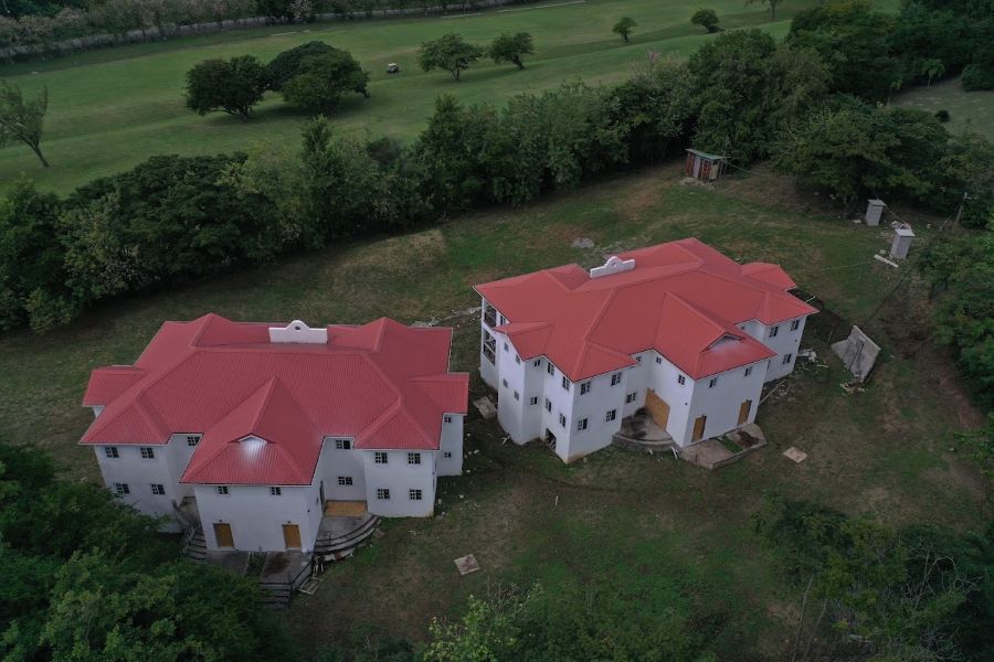 PROPERTY FOR SALE OVERLOOKING THE GOLF COURSE